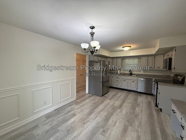Building Photo - 4225 Fernbrook St