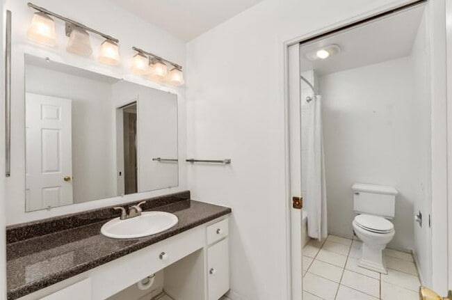 Foto del edificio - 709 Woodside Ln E