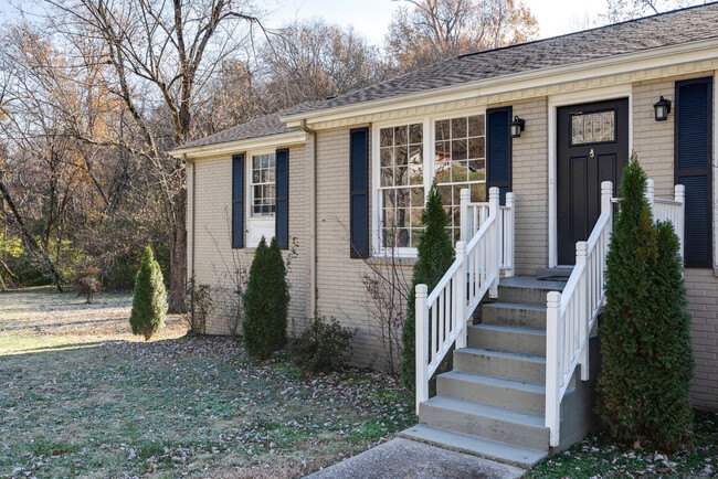 Foto del edificio - Move-In Ready One-Side-of-a-Duplex Home Mi...