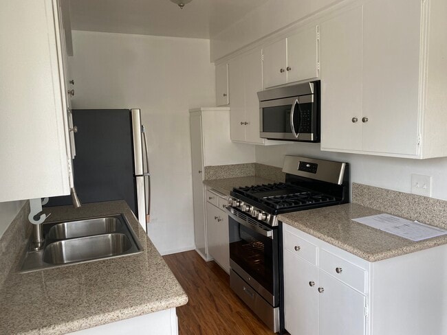 Kitchen - 523 N Wilson Ave