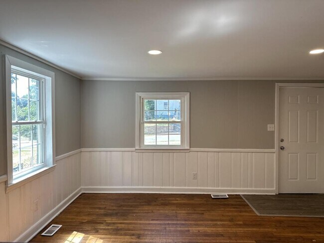 Foto del edificio - 1645 NE Ashley School Cir