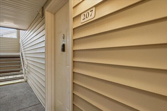 Foto del edificio - $1,995 • Modern 2BR Condo in Tanasbourne – Garage Included!