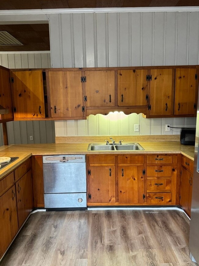 Building Photo - 303 Sawyer St