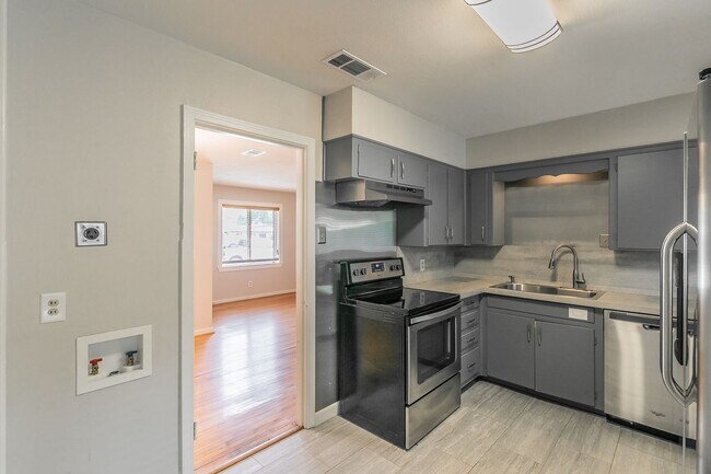 Building Photo - Beautifully updated 2 bedroom, 1 bath home...