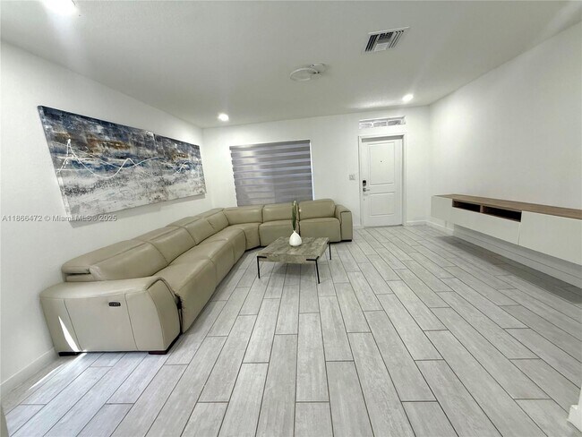 Foto del edificio - 507 NE 6th Ct