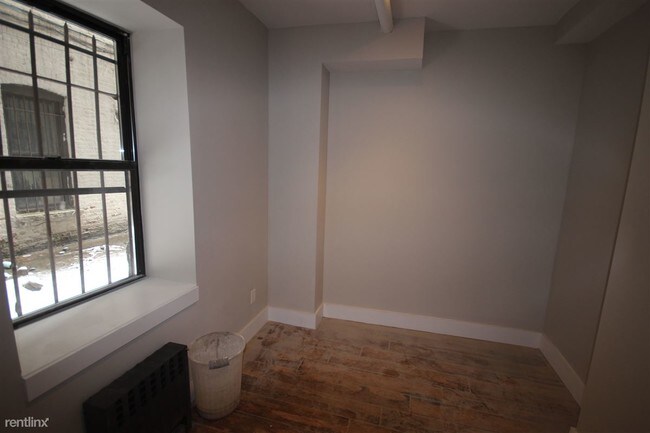 Building Photo - 203 Scholes St