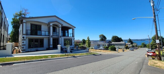 Building Photo - 1129 N 33rd Plz
