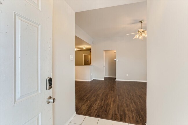 Foto del edificio - 704 Ashbrook Dr