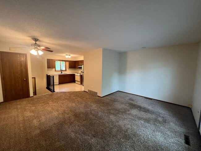 Building Photo - 2-bedroom, 1.5 bathroom Townhome