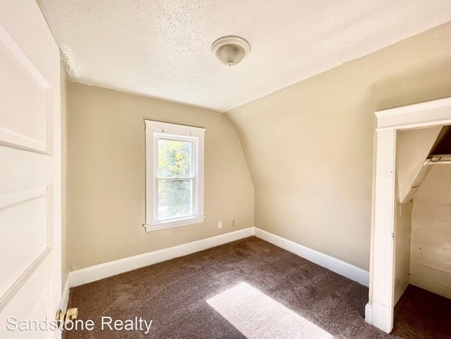 Building Photo - 3 br, 1 bath House - 924 Long Ave