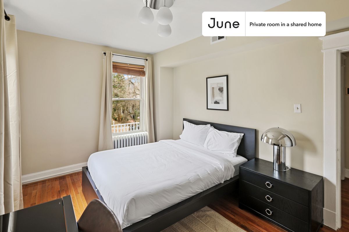 Foto principal - Private bedroom in 5 bed/3 bath Home