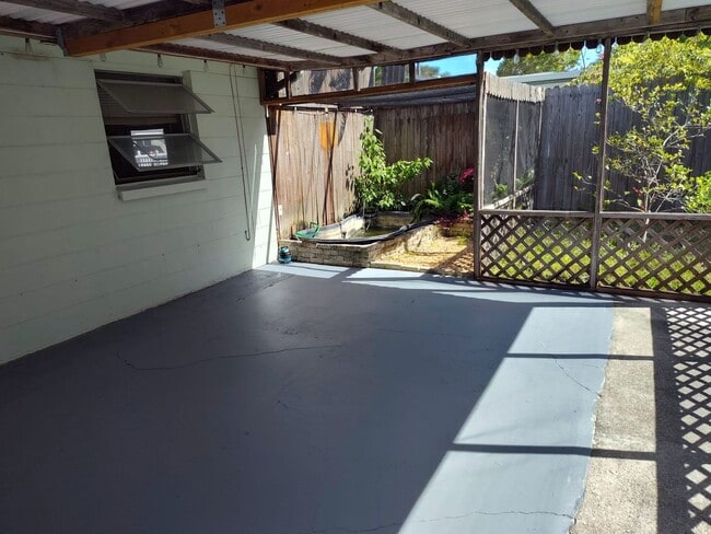 Building Photo - Quaint 2 bedroom 1 bath home with Florida Room in Hudson