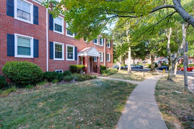 Building Photo - Gorgeous End Unit 2 Bedroom 2 Bath Near Sh...