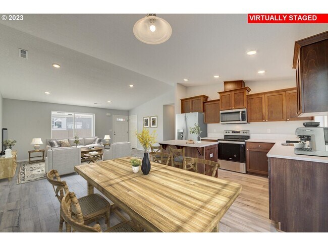 Foto del edificio - 3 bedroom/ 2 bathroom New Construction Spr...