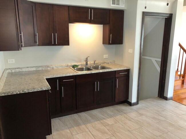 Building Photo - Fresh 3bed/2bath Home Close to Transportation Fenced Backyard