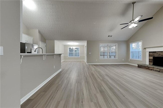 Building Photo - 230 Lake Valley Dr SW