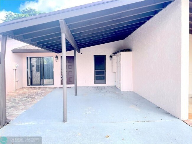 Foto del edificio - 22398 Benidorm Dr