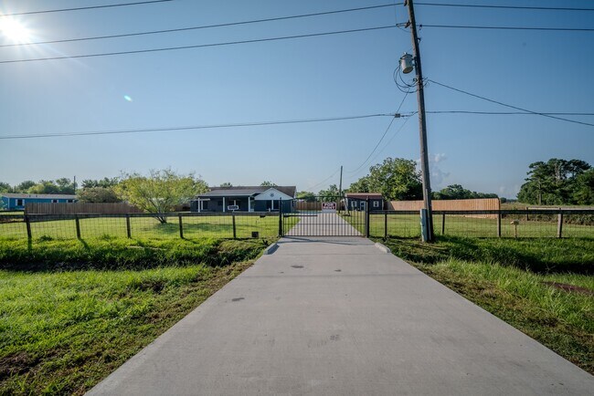 Foto del edificio - 1102 Crosby Dayton Rd