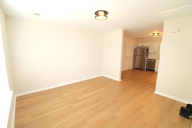 Foto del edificio - Two-Story Home on a Corner Lot with a Huge...