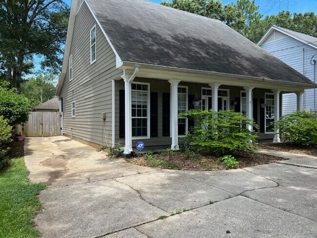 Foto del edificio - 4/2.5 located in Pinehurst subdivision