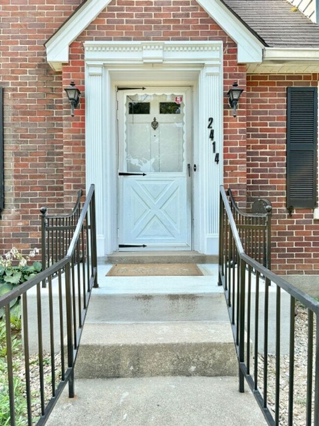 Building Photo - 2414 Brighton Dr