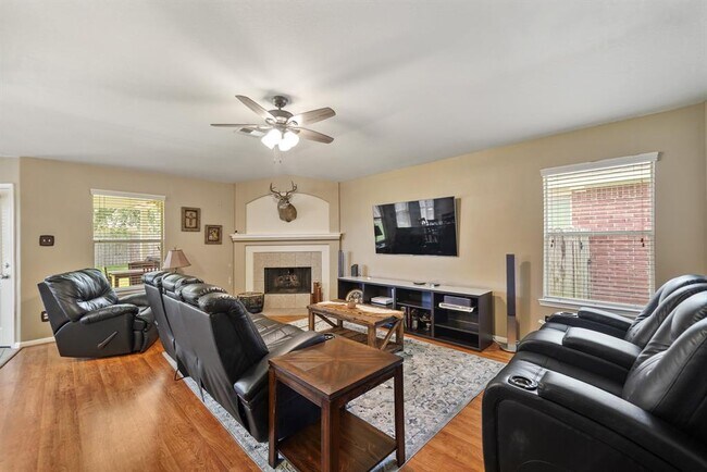 Foto del edificio - 6821 Arbor Hollow Ln