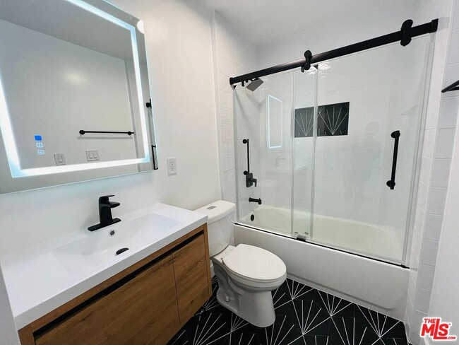 Building Photo - 5820 S Mansfield Ave