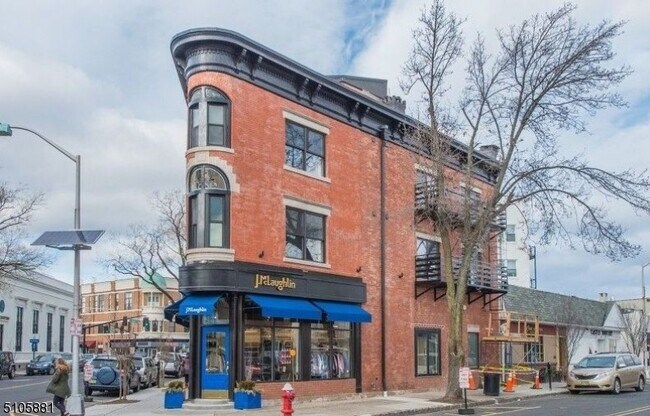 Building Photo - 44 Elm St
