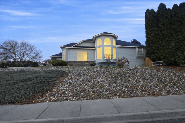 Building Photo - Executive 3 Bed Home with 3 Car Garage & Private Fenced Yard