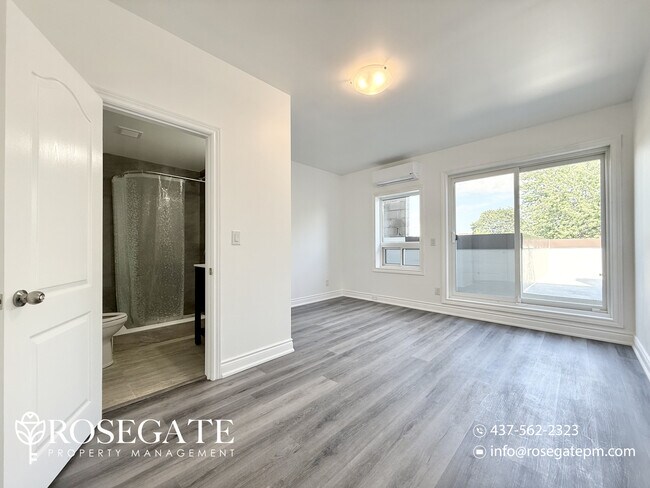Photo du bâtiment - Spacious 2-Bedroom Apartment on the Danforth with Balcony & Free Internet