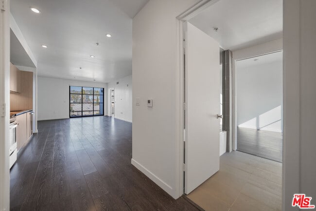 Foto del edificio - 5800 Harold Way