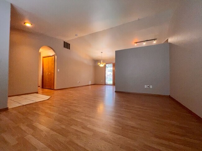 Foto del edificio - Close to Micron in Columbia Village | $250...