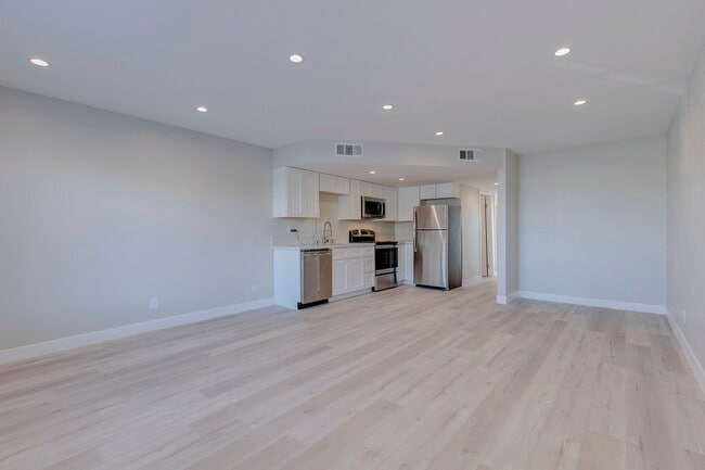 Building Photo - 471 Rexford Dr