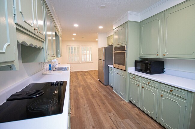 Building Photo - Renovated 5BR Home Minutes from Downtown Columbia | Two Full Kitchens + Fenced Yard ~ Available M...