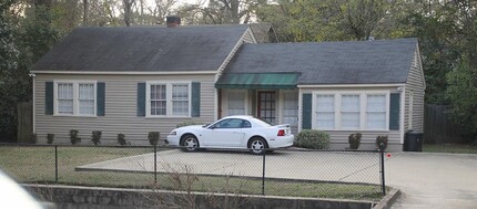 Building Photo - 2601 Cherokee Ave