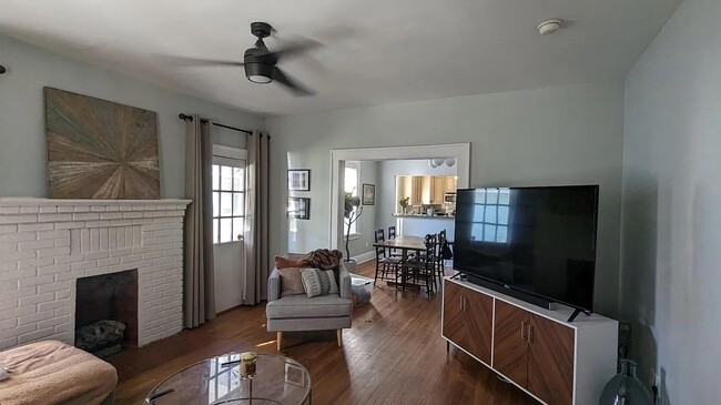 Building Photo - 910 E 41st St