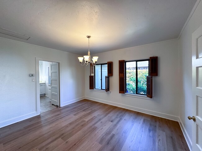 Building Photo - 515 S Hudson Ave