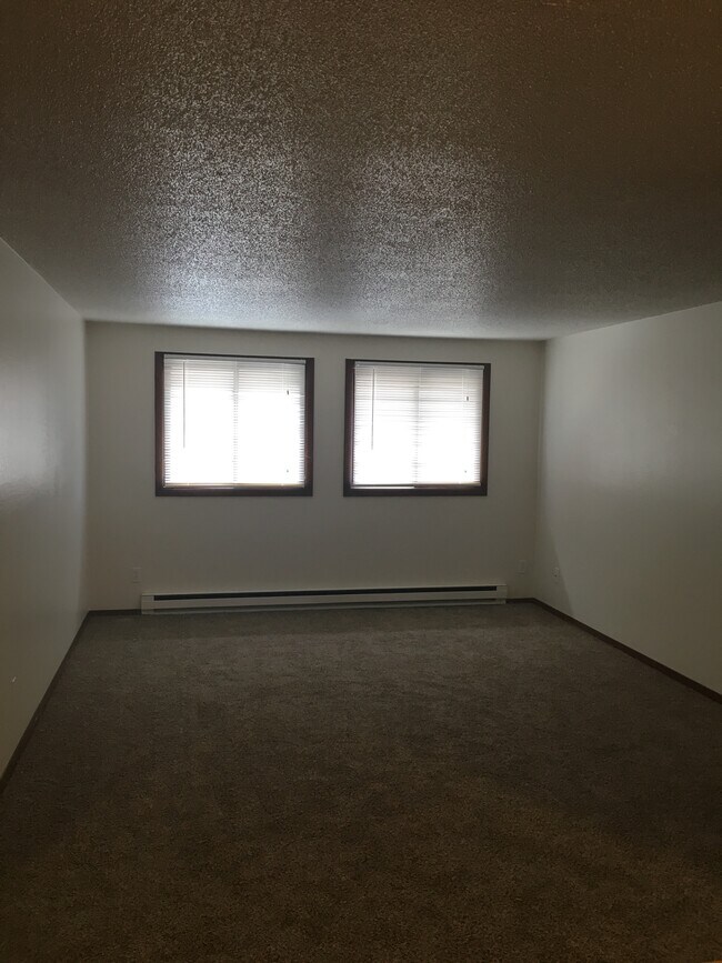 Foto del edificio - 4932 Basswood Dr