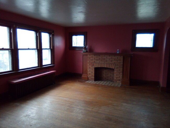 Building Photo - 248 Dewey Ave