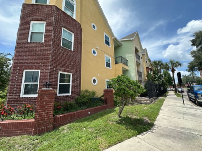 Photo - 1910 E Palm Ave Apartment