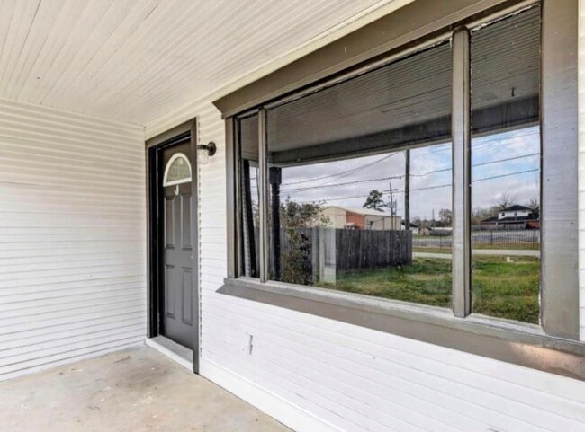 Building Photo - 116 Trahan St