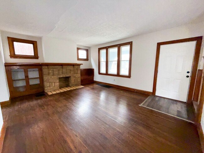 Foto del edificio - Charming 3BR Southern Orchards Home w/ Original Woodwork & Decorative Fireplace