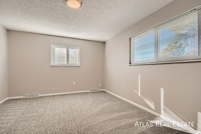 Building Photo - 886 S 11th Ave