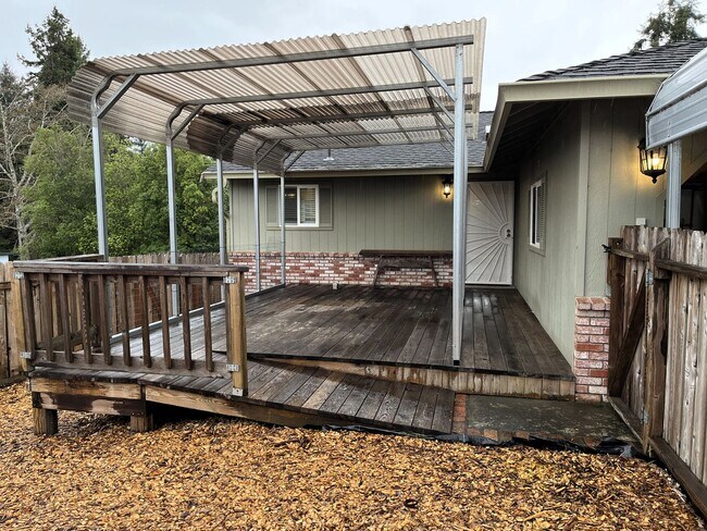 Building Photo - Newley updated 3-bedroom home features fen...