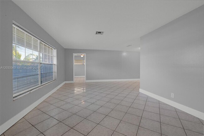 Foto del edificio - 2641 NW 44th Ave