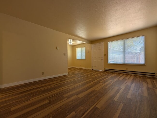 Building Photo - Great 1 bedroom duplex with large yard and...