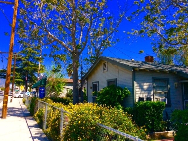 Building Photo - 1826 Mentone Blvd