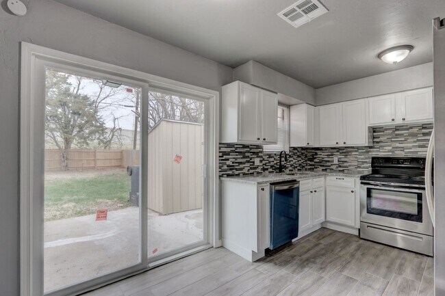 Building Photo - This Cute and Cozy 4 Bed, 2 Bath Home is Available now!!