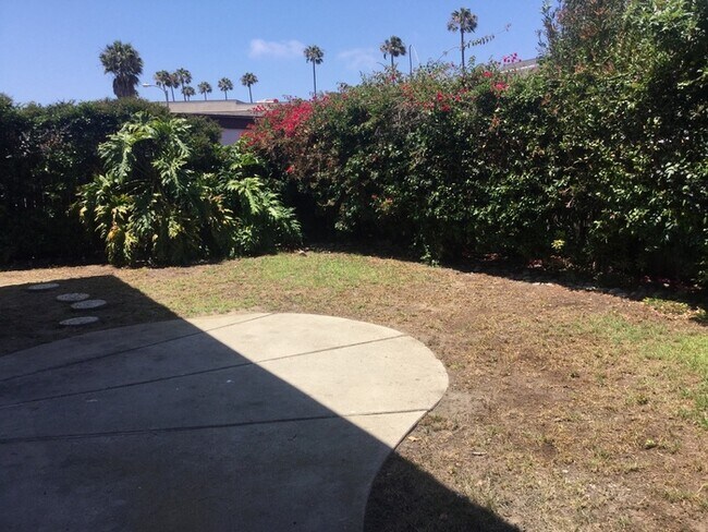 Building Photo - Beautiful 2 bedroom duplex near the beach!