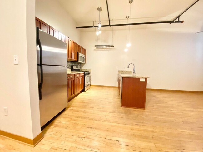 Building Photo - Spaciou 1-Bed Minutes from Downtown MKE!